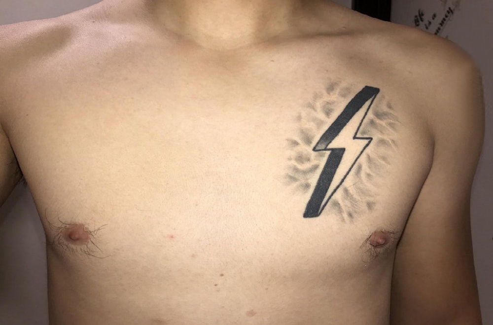 点击大图看下一张：霸气的闪电纹身 男生胸部黑色的闪电纹身图片