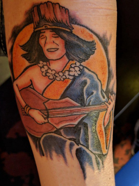点击大图看下一张：彩绘纹身 男生小腿上吉他和人物纹身图片