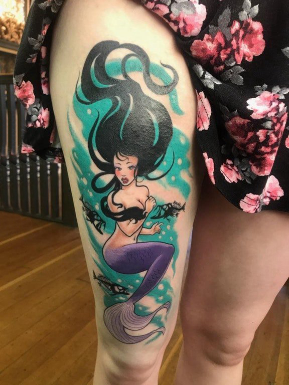 点击大图看下一张：大腿纹身传统  女生大腿上彩绘的美人鱼纹身图片