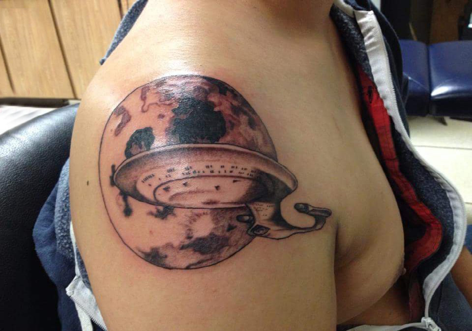 点击大图看下一张：地球纹身图案 男生手臂上地球纹身图案