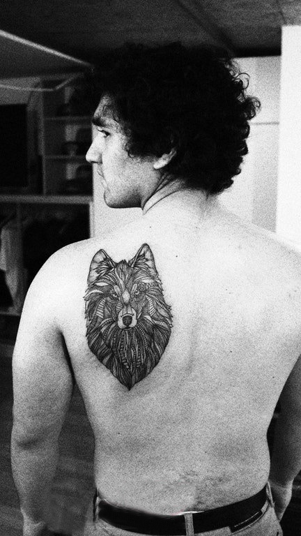 点击大图看下一张：后背纹身男 男生后背上黑色的狼头纹身图片