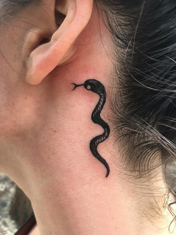点击大图看下一张：后颈部纹身 女生颈后黑色的蛇纹身图片