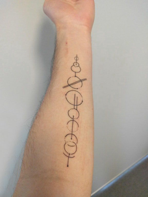 点击大图看下一张：几何元素纹身 男生手臂上简单的几何纹身图片
