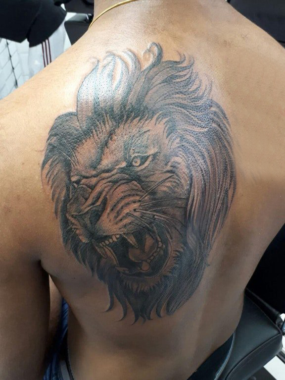 点击大图看下一张：肩膀简约纹身 男生后肩上黑色的狮子纹身图片