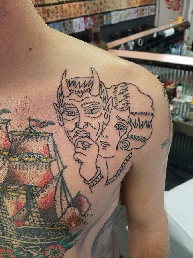 点击大图看下一张：肩膀简约纹身 男生肩部面具和人物肖像纹身图片