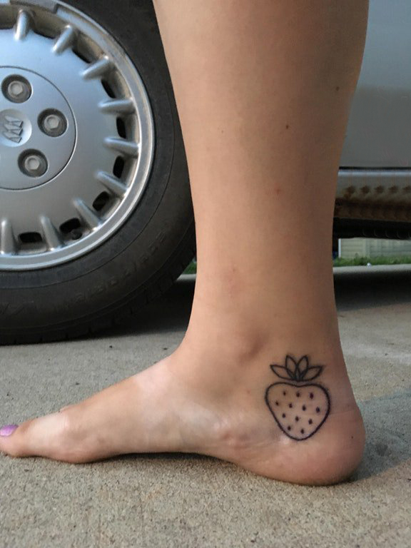 点击大图看下一张：脚踝小清新纹身 女生脚踝上黑色的草莓纹身图片