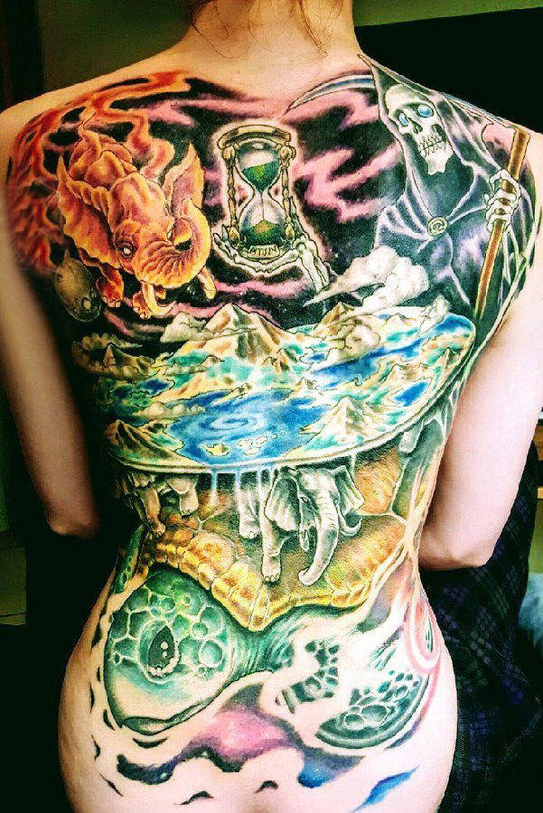 点击大图看下一张：满背纹身女 女生满背彩色动物纹身图片