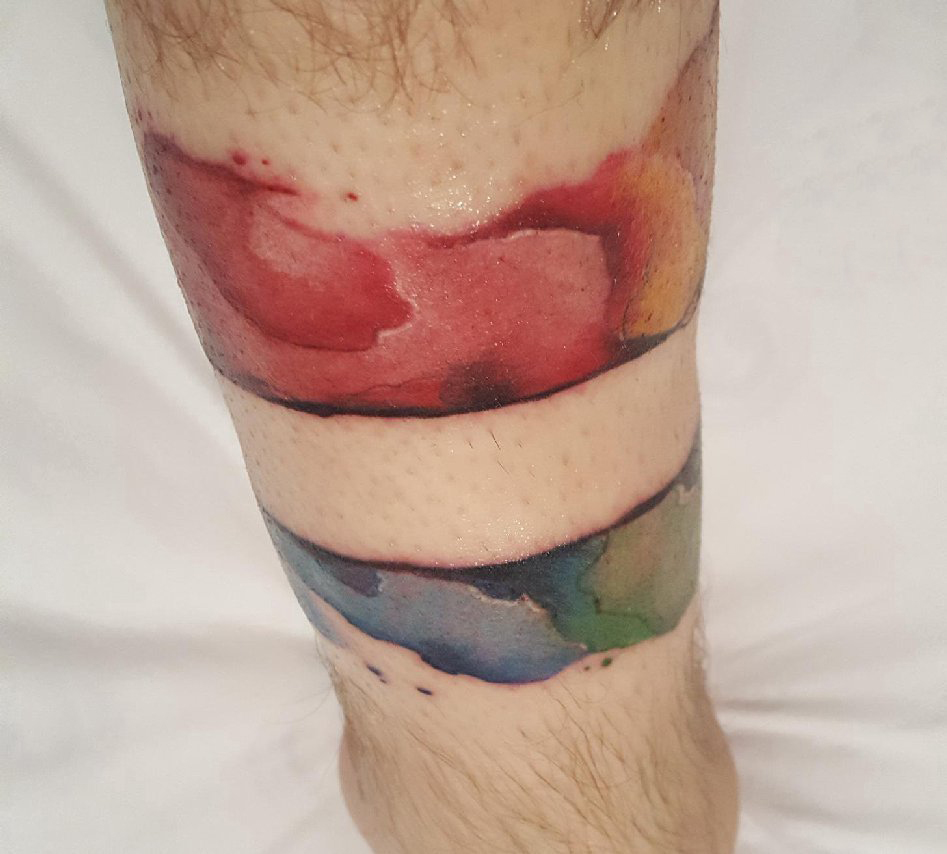 点击大图看下一张：泼墨纹身素材 男生手臂上彩色的泼墨纹身图片