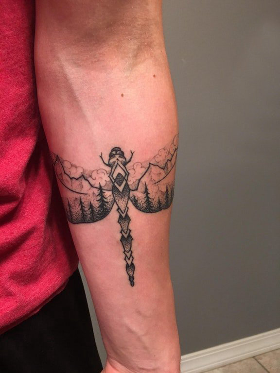 点击大图看下一张：蜻蜓纹身图案 男生手臂上黑色的蜻蜓纹身图片