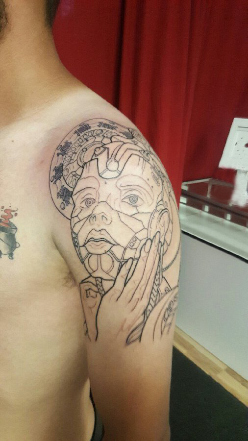 点击大图看下一张：人物肖像纹身 男生大臂上精致的人物肖像纹身图片