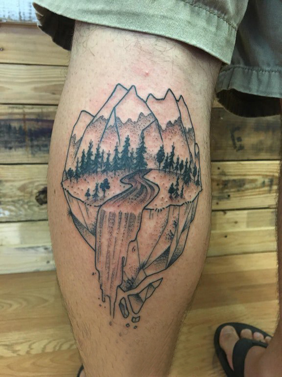 点击大图看下一张：山水纹身 男生小腿上山水纹身图片