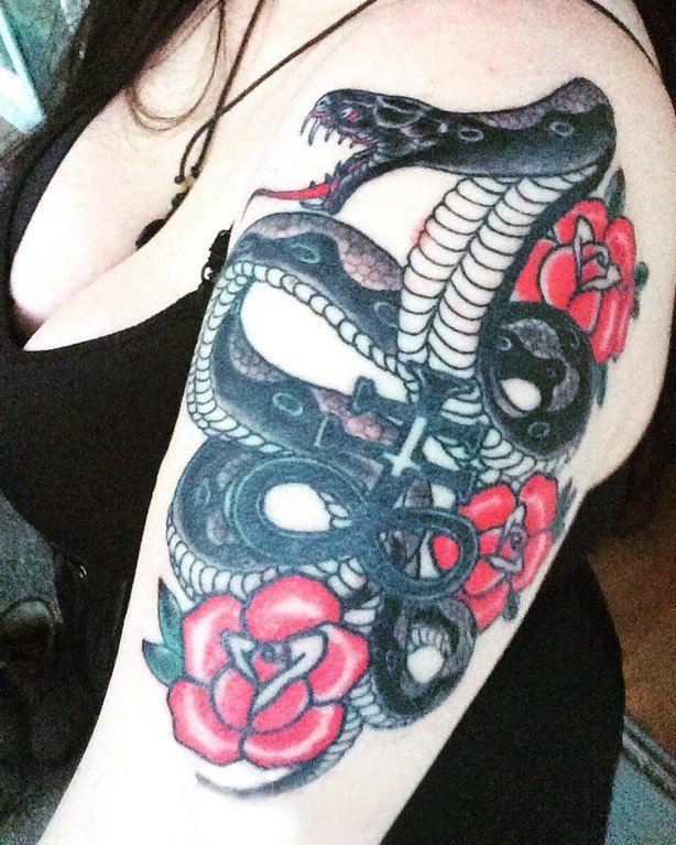 点击大图看下一张：蛇和花朵纹身图案 女生手臂上蛇和花朵纹身图案