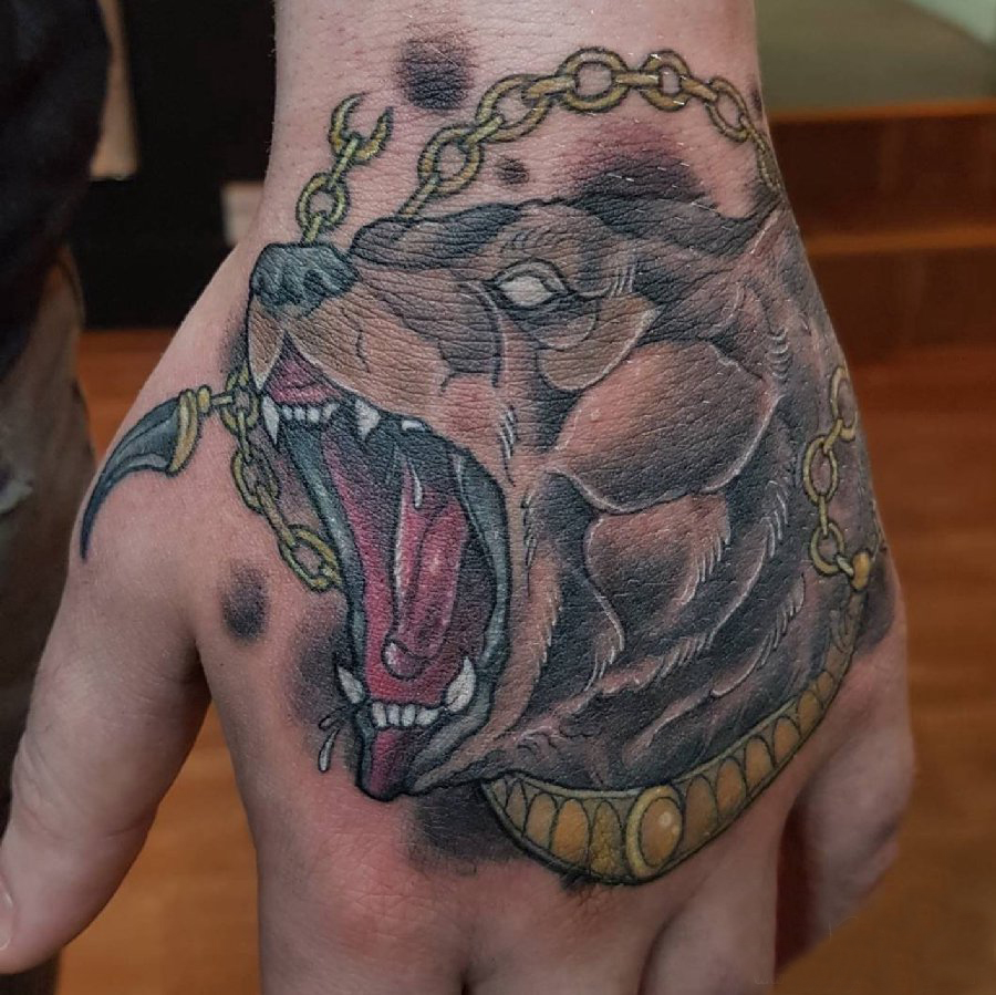 点击大图看下一张：手背纹身 男生手背上动物熊纹身图片