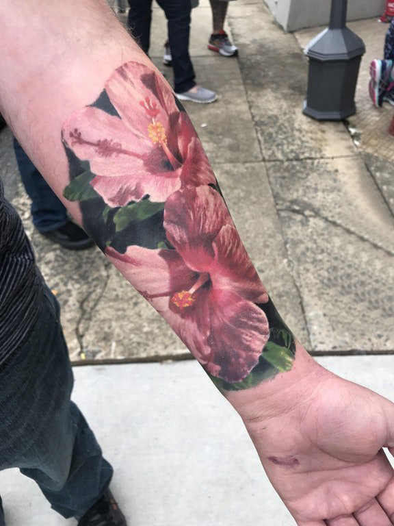 点击大图看下一张：手臂纹身素材 男生手臂上彩色的芙蓉花朵纹身图片