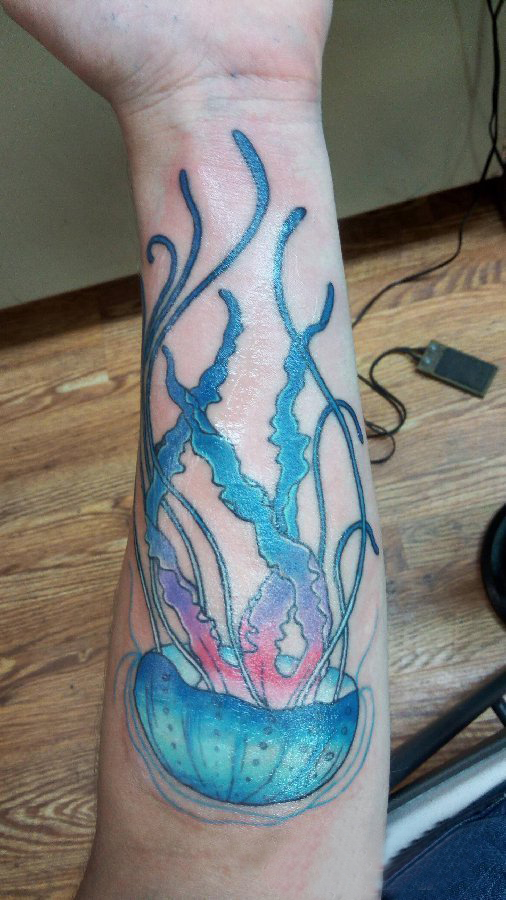 点击大图看下一张：手臂纹身素材 男生手臂上彩色的水母纹身图片