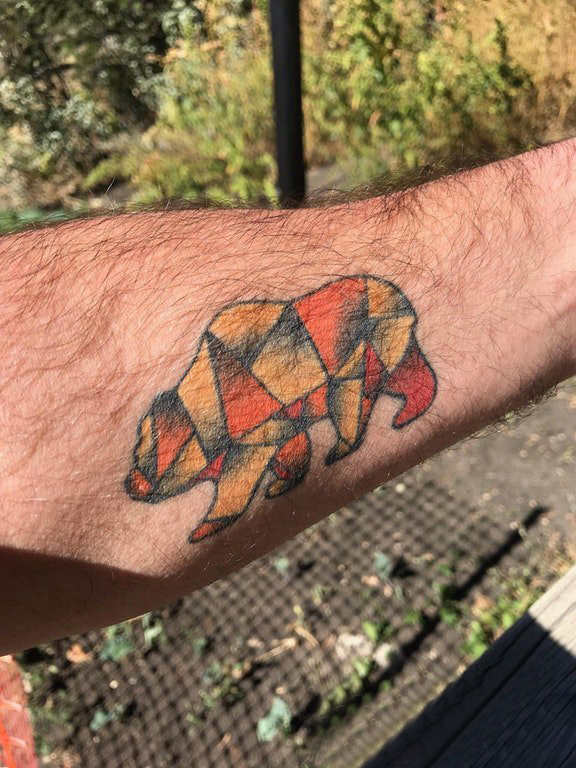 点击大图看下一张：手臂纹身素材 男生手臂上彩色的熊纹身图片