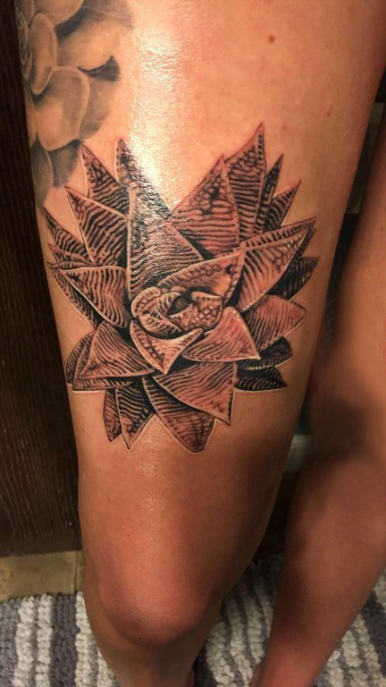 点击大图看下一张：几何花朵纹身图案 女生大腿上几何花朵纹身图案