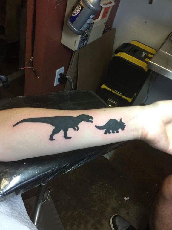 点击大图看下一张：手臂纹身素材 男生手臂上黑色的恐龙纹身图片