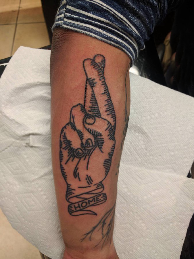 点击大图看下一张：手臂纹身素材 男生手臂上黑色的手部纹身图片