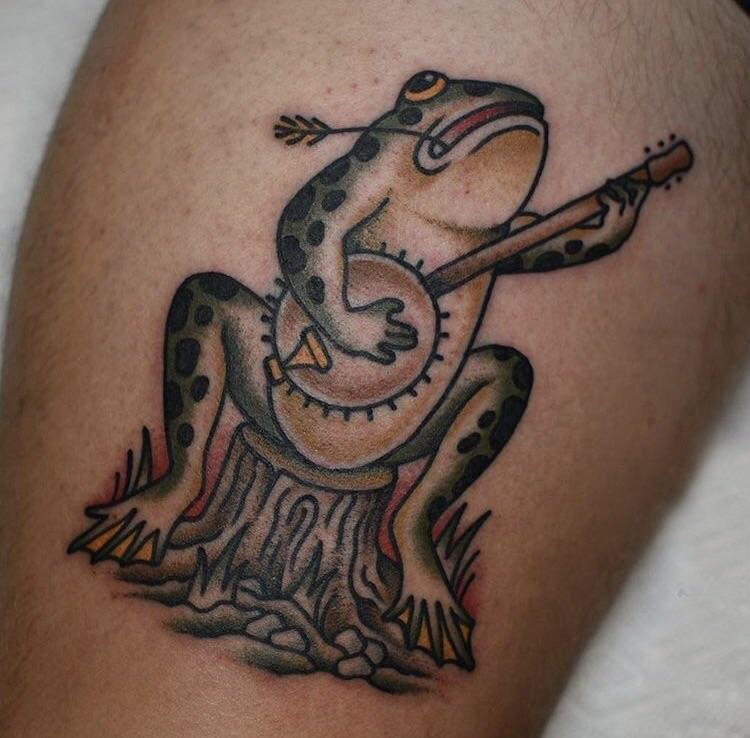 点击大图看下一张：百乐动物纹身 男生小腿上彩色的青蛙纹身图片