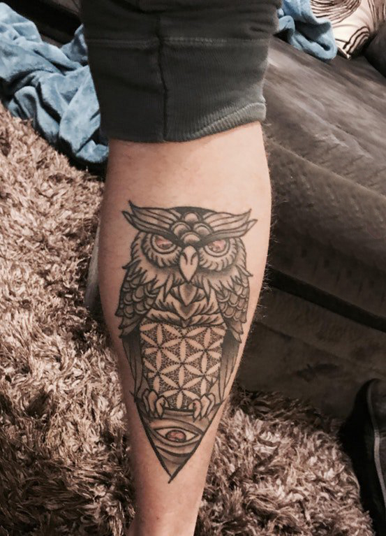 点击大图看下一张：百乐动物纹身 男生小腿上黑色的猫头鹰纹身图片