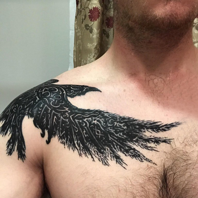 点击大图看下一张：肩膀简约纹身 男生肩部黑色的乌鸦纹身图片