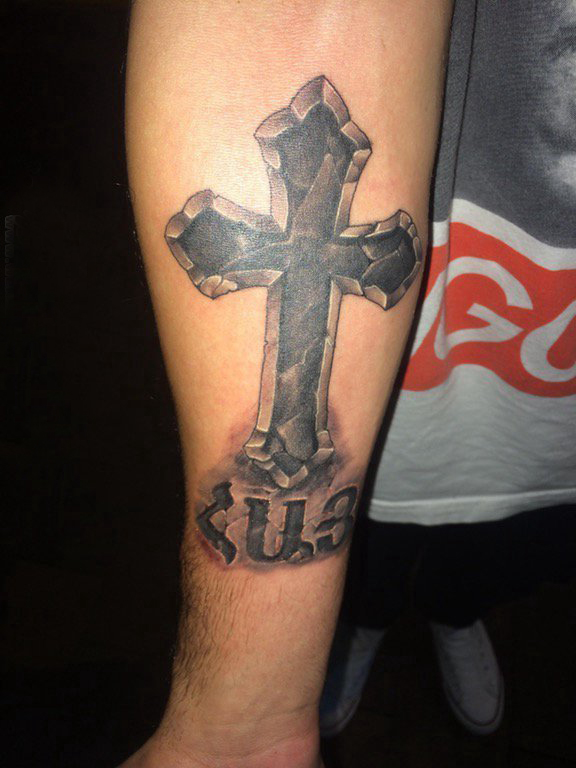 点击大图看下一张：简单十字架纹身 男生手臂上简单十字架纹身图片
