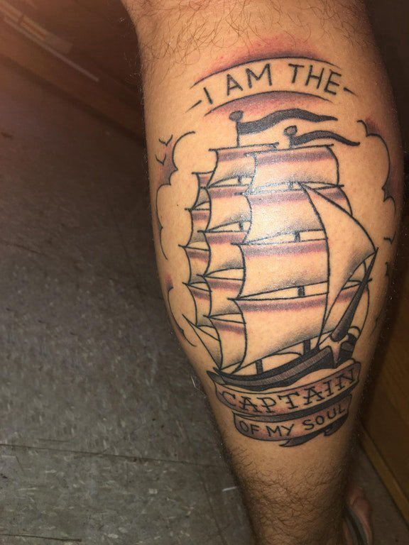 点击大图看下一张：欧美小腿纹身 男生小腿上黑色的帆船纹身图片