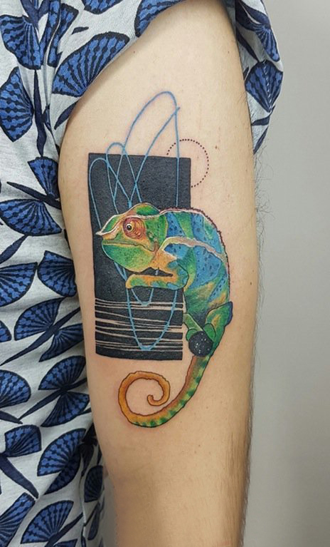 点击大图看下一张：百乐动物纹身 男生手臂上彩色的变色龙纹身图片