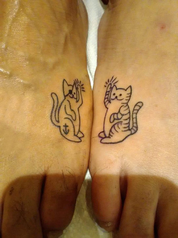 点击大图看下一张：百乐动物纹身 情侣脚背上黑色的猫咪纹身图片