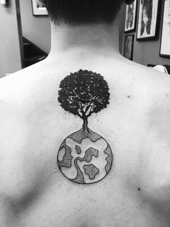 点击大图看下一张：地球纹身图案 男生背部树纹身和地球纹身图案