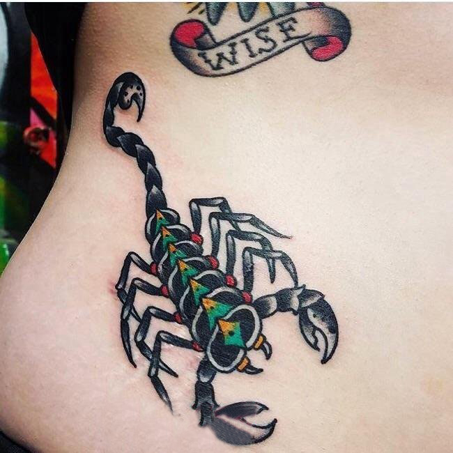 点击大图看下一张：腹部纹身 女生腹部彩色的蝎子纹身图片