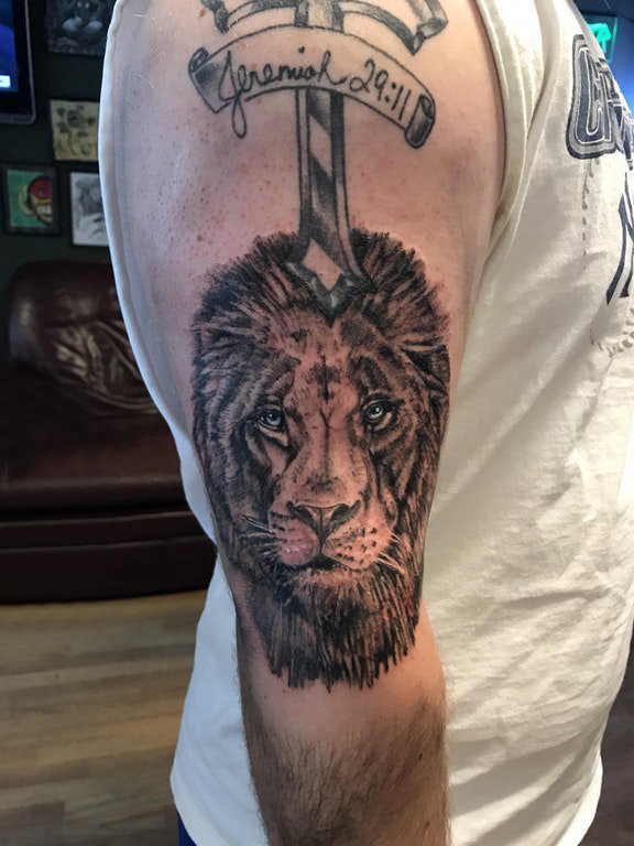 点击大图看下一张：黑色纹身 男生大臂上黑色的狮子纹身图片