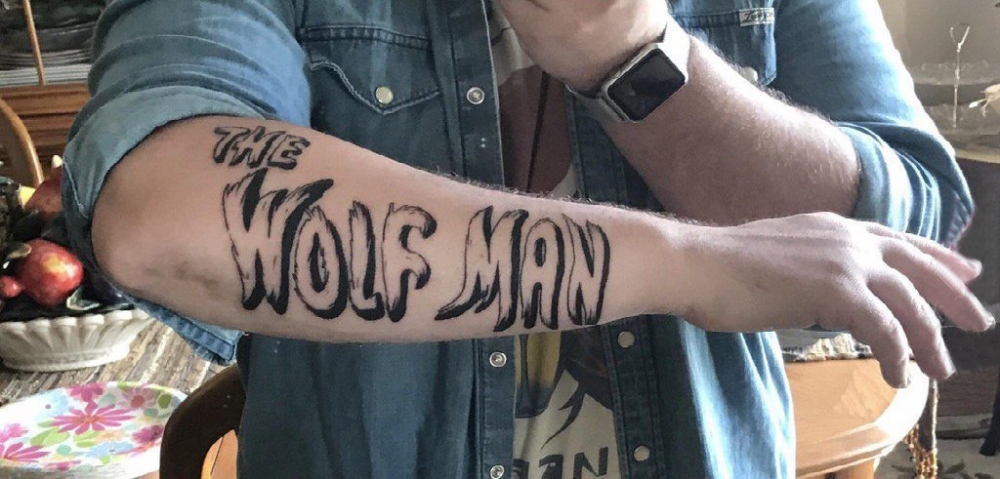 点击大图看下一张：花体英文纹身 男生手臂上黑灰纹身花体英文纹身图片