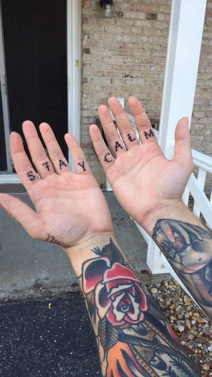 点击大图看下一张：花体英文纹身 男生手掌上黑色的英文纹身图片