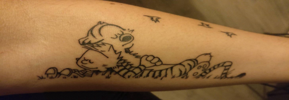 点击大图看下一张：卡通纹身小图 男生手臂上黑色的卡通纹身图片