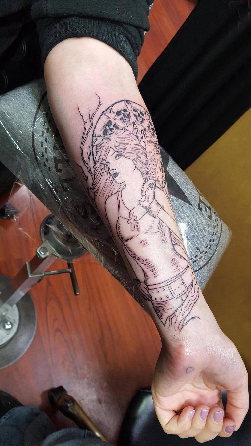 点击大图看下一张：女生人物纹身图案 男生手臂上素描纹身女生人物纹身图案