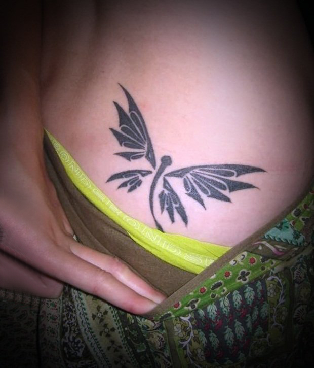 点击大图看下一张：侧腰纹身图 女生侧腰上黑色的蝴蝶纹身图片