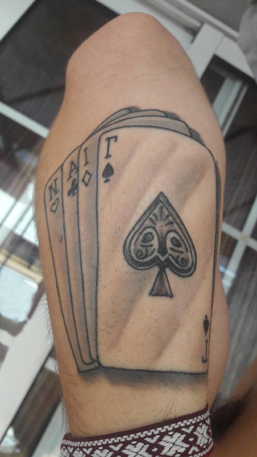 点击大图看下一张：欧美扑克牌纹身 男生小腿上黑色的扑克牌纹身图片