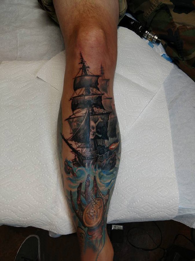 点击大图看下一张：欧美小腿纹身 男生小腿上彩色的海盗船纹身图片