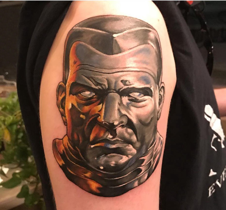 点击大图看下一张：人物肖像纹身 男生手臂上黑灰纹身人物肖像纹身经典图案