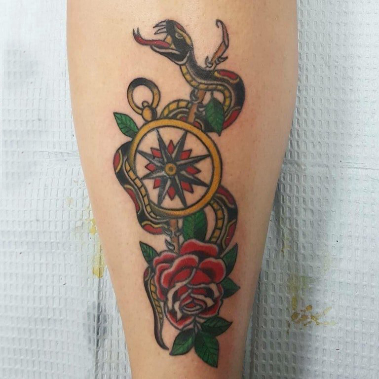 点击大图看下一张：蛇和花朵纹身图案 女生小腿上蛇和花朵纹身图案