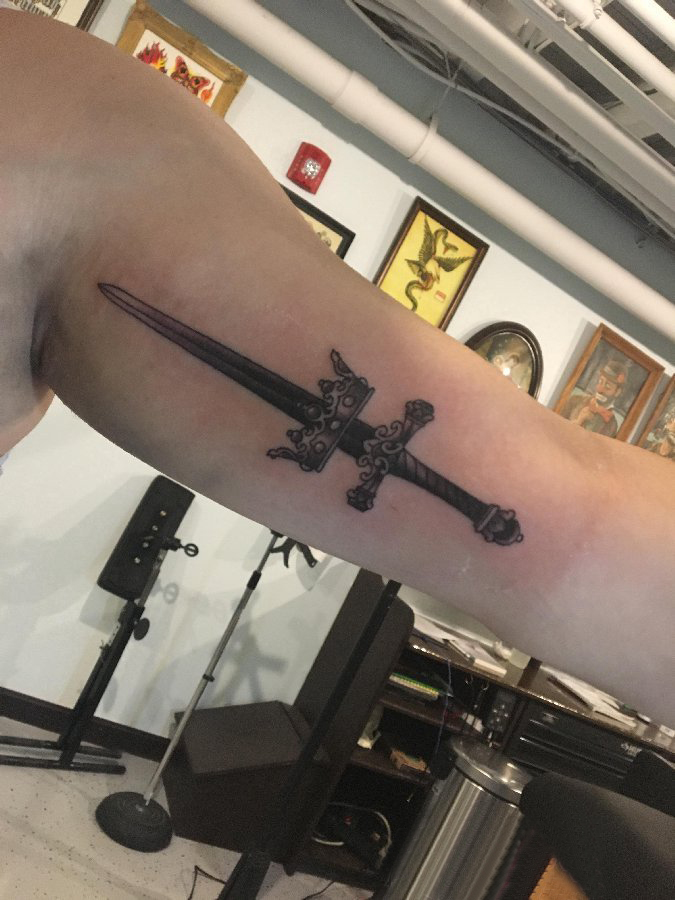 点击大图看下一张：手臂纹身素材 男生手臂上黑色的宝剑纹身图片