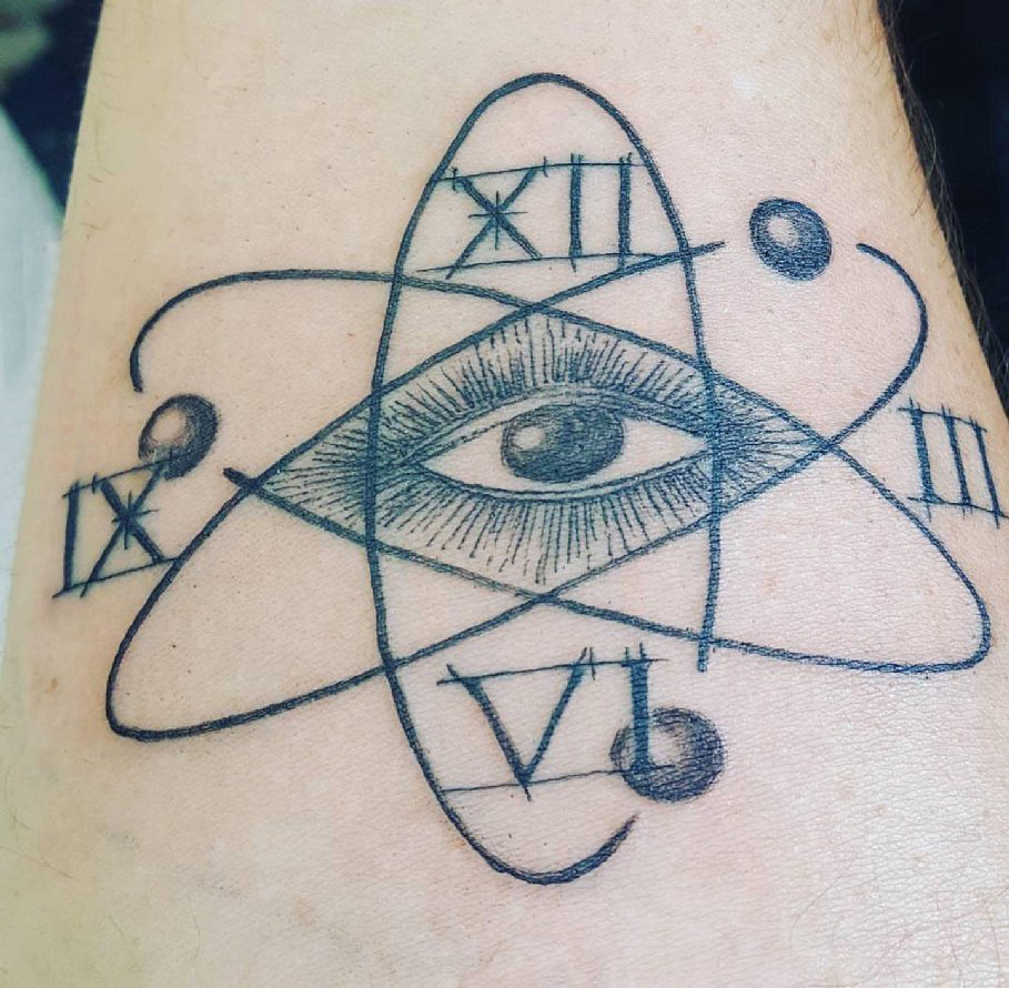 点击大图看下一张：手臂纹身素材 男生手臂上黑色的眼睛纹身图片