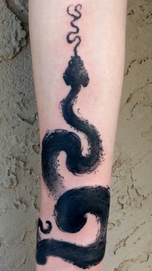点击大图看下一张：手臂纹身素材 男生手臂上水墨蛇纹身图片
