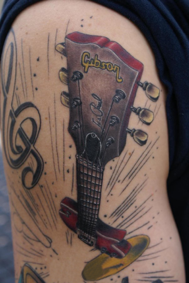 点击大图看下一张：吉普森吉他纹身 男生手臂上吉普森吉他纹身图片