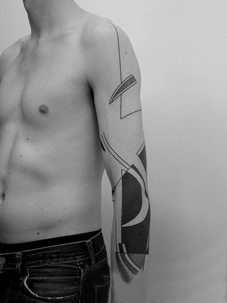 点击大图看下一张：几何纹身 男生手臂上几何纹身素描图片