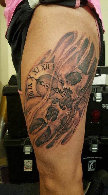 点击大图看下一张：骷髅纹身 女生大腿上骷髅纹身钟表图片
