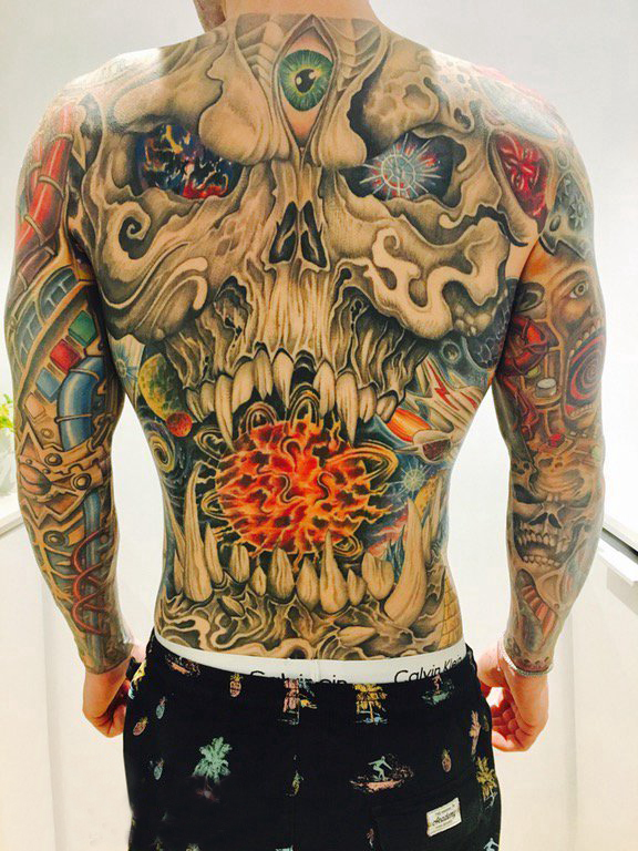 点击大图看下一张：满背纹身图案 男生背部满背纹身图案