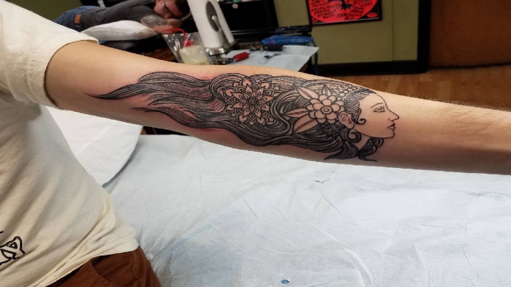 点击大图看下一张：女生人物纹身图案 男生手臂上人物纹身图案